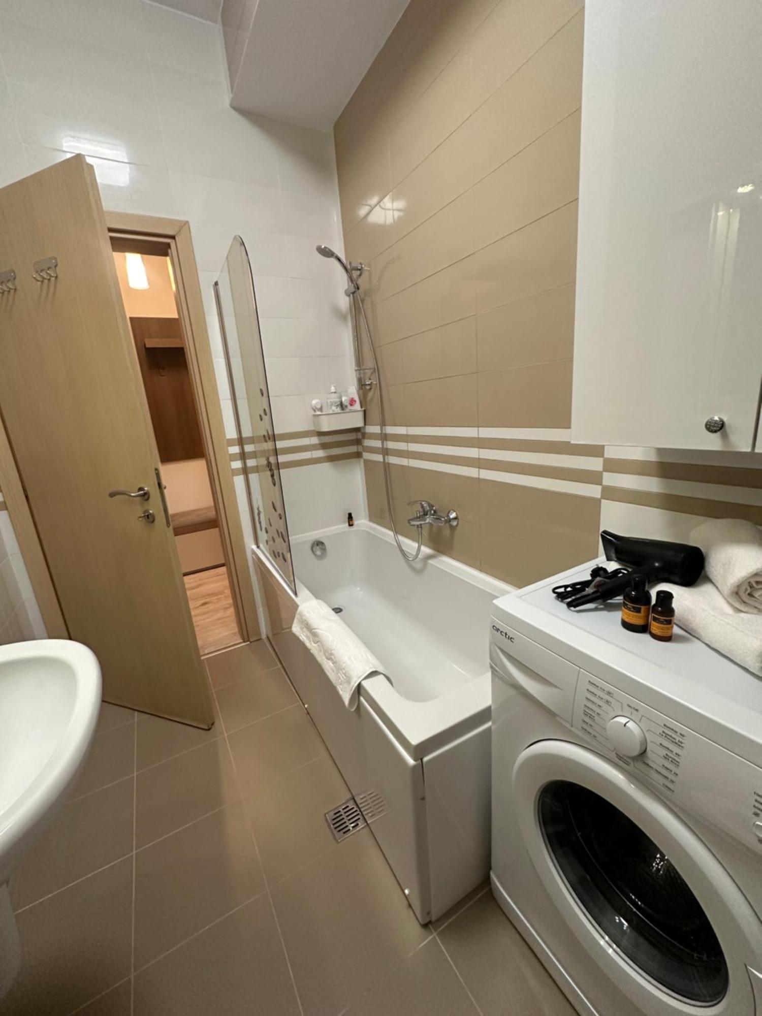 Apartment Basarabiei 15 *